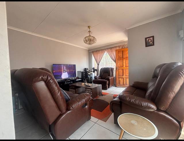 3 BEDROOM HOUSE TO LET IN MANDELA VIEW